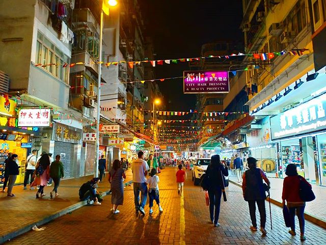 夜の街並みデモがこの日もあったけど、関係ないところは普通の人1日なんだよなぁ (Instagram)